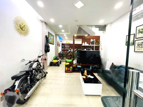 Nhà đẹp 2 lầu, 3 phòng ngủ ngay ngã 3 Tân Hương và Độc lập. Giá 6.5tỷ TL