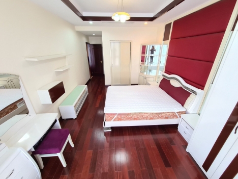 Chính chủ cần bán gấp căn hộ 2 Phòng ngủ Royal city, 102m, nội thất đẹp như hình