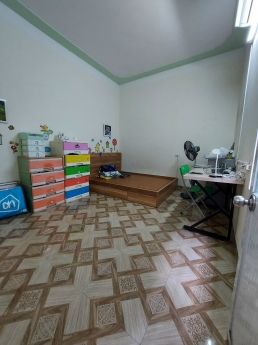 Chính chủ gửi bán nhà Phố Trần Nguyên Hãn. Diện tích: 42m*3 tầng lô góc. Giá 2380 (ctt)