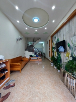 Chính chủ gửi bán nhà Phố Trần Nguyên Hãn. Diện tích: 42m*3 tầng lô góc. Giá 2380 (ctt)