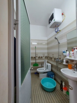 Chính chủ gửi bán nhà Phố Trần Nguyên Hãn. Diện tích: 42m*3 tầng lô góc. Giá 2380 (ctt)