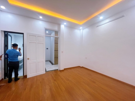Bán nhà phố Nguyễn Ngọc Nại, nhà mới long lanh, thang máy, ngõ thông ô tô, giá 9.6 tỷ
