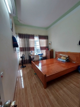 Chính chủ gửi bán nhà Phố Trần Nguyên Hãn. Diện tích: 42m*3 tầng lô góc. Giá 2380 (ctt)