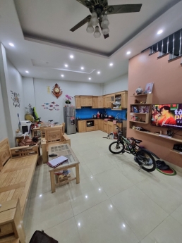 ngõ 46 Đinh Công Thượng,  35m, 5 tầng, MT 5m  4 tỷ 2. Chủ Quyết bán.