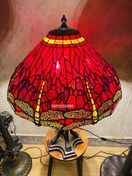 Chào tháng mới giao lưu vài e đèn bàn chuồn chuồn đỏ rực rỡ