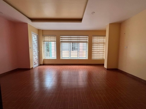 Nhà mặt ngõ, ô tô tránh trước nhà, 43m thông sàn kinh doanh đỉnh Nguyễn Phong Sắc