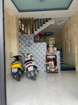 Nhà ngộp đường 102 TNP A quận 9. 63m2 đúc 3 tầng đẹp. Chỉ 4.9 tỷ.
