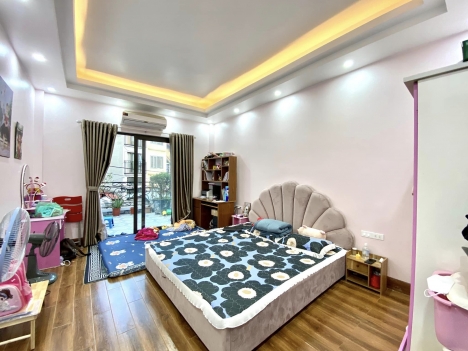 Hot! Bán nhà Tân Mai, Hoàng Mai, ngõ thông, ô tô đỗ cổng, vuông vắn không lỗi lầm, 48m2 giá 4,2 tỷ.