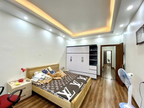 Hot! Bán nhà Tân Mai, Hoàng Mai, ngõ thông, ô tô đỗ cổng, vuông vắn không lỗi lầm, 48m2 giá 4,2 tỷ.