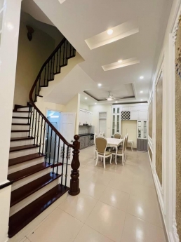 Bán Nhà Tây Sơn Đống Đa, 70m 4 Tầng, Mặt Tiền 5m, Gia 8.6 tỷ OTO Đỗ Cửa Kinh Doanh.