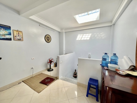 Chính chủ bán nhà Lĩnh Nam, Hoàng Mai, Hà Nội 5 tầng sạch đẹp chỉ 3.28 tỷ ô tô đỗ cổng
