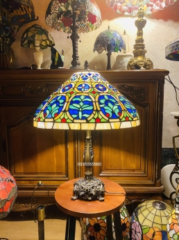Giao lưu đèn bàn tiffany chân đồng họa tiết cổ