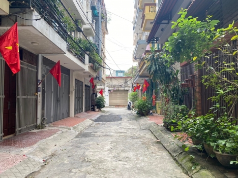 BÁN NHÀ HOÀNG MINH ĐẠO, GIA THỤY 66 M2 * 5T * 5 tỷ 6 NGÕ THÔNG Ô TÔ VÀO NHÀ
