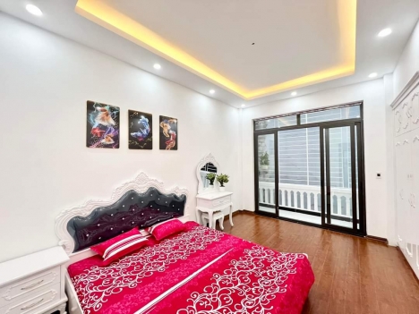 Bất ngờ! Bán nhà Dương Văn Bé 35m2, gần phố, đẹp, mới giá chỉ 3.08 tỷ!