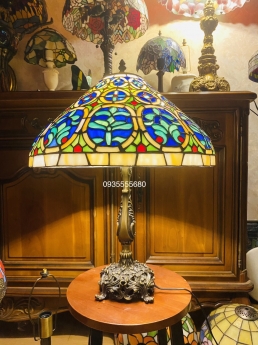 Giao lưu đèn bàn tiffany chân đồng họa tiết cổ