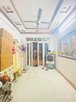 Gia đình cần bán nhà phố Vĩnh Hưng 39m2, 5 tầng. Ngõ to rộng, ô tô lùi 3,35 tỷ