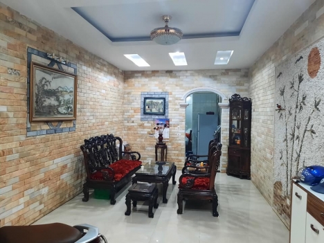 Bán Nhà Ngọc Lâm Long Biên, Trung tâm phố, có 2 nhà 3 tầng, 33m2, giá: 2.35 tỷ
