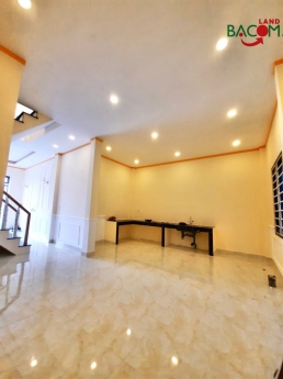 Bán nhà 1 trệt 1 lầu SHR thổ cư đường ô tô 78m2 (P. Tân Vạn)