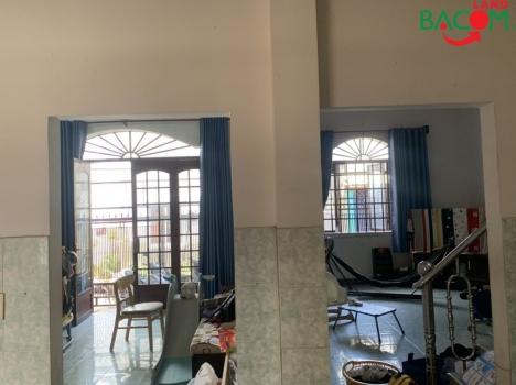 Nhà 1 trệt 2 lầu gần chợ Tân Vạn, SHR thổ cư 100% đường xe hơi chỉ 2tỷ900tr