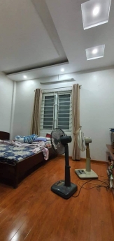 NHÀ ĐẸP Ở NGAY - CẠNH NGAY MẶT PHỐ - Ô TÔ ĐỖ CỬA- TIỆN ÍCH NGẬP TRÀN