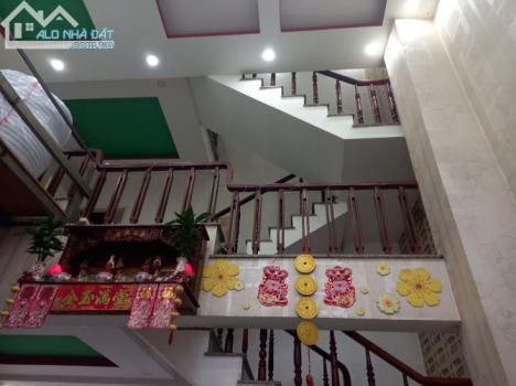 Bán gấp nhà 3 lầu Trường Văn Thành Hiệp Phú Thủ Đức. Ngang khủng 5.8 Xe hơi đỗ cửa