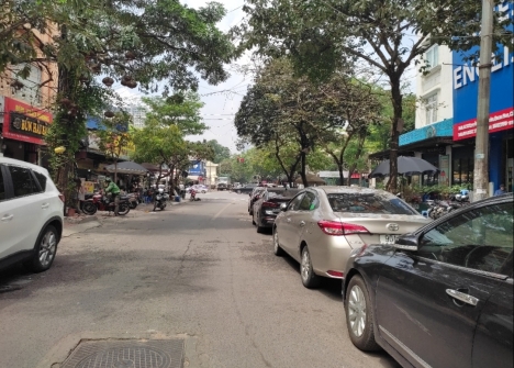 Bán nhà Nguyễn Khánh Toàn Cầu Giấy. Nhà đẹp 40m2, có 6 Ngủ giá chỉ 5.8 tỷ. Nội thất xịn sò.