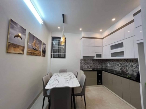 Bán nhà Nguyễn Khánh Toàn Cầu Giấy. Nhà đẹp 40m2, có 6 Ngủ giá chỉ 5.8 tỷ. Nội thất xịn sò.
