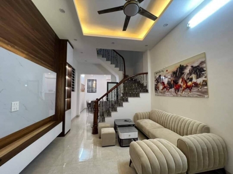 Bán nhà Nguyễn Khánh Toàn Cầu Giấy. Nhà đẹp 40m2, có 6 Ngủ giá chỉ 5.8 tỷ. Nội thất xịn sò.