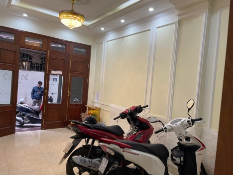 BÁN NHÀ QUẬN CẦU GIẤY-NHÀ ĐẸP-30m Oto tránh-OTO-40m2-GIÁ:5,9 TỶ