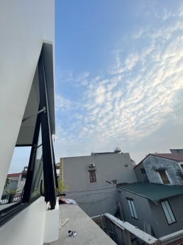 SẢN XUẤT NHÔM KÍNH UY TÍN: Cửa nhôm Xingfa, Việt Pháp, cửa trượt không ray dưới