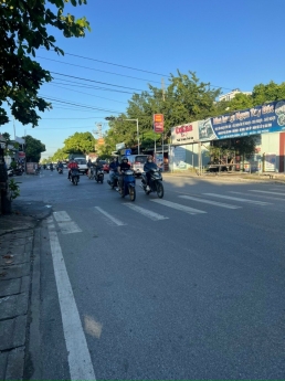 Nằm ngay đầu cửa ngõ cao tốc Hà Nội - Hải Phòng - Quảng Ninh. Cách 5 phút di chuyển là trường học