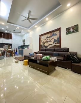 Bán nhà đẹp chính chủ - Phân Lô - Ô TÔ Vào nhà đường Chiến Thắng - 40m2