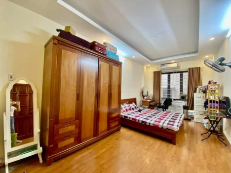 Bán nhà Lĩnh Nam OTO đỗ cổng, vài bước ra phố, 30m2x6 tầng, 5 ngủ chỉ 3,2 tỷ.
