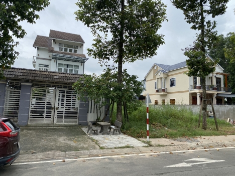 Bán đất tặng căn nhà 1 trệt 2 lầu Cạnh ĐH Việt Đức - TP Bến Cát - Bình Dương