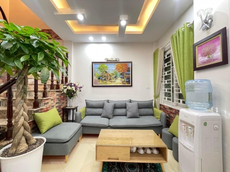 Bán nhà Lĩnh Nam OTO đỗ cổng, vài bước ra phố, 33m2,6 tầng, 5 ngủ chỉ 3,2 tỷ.