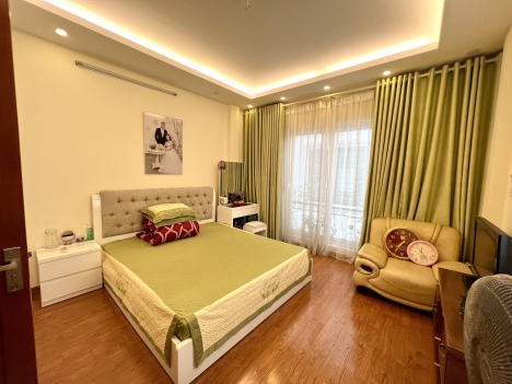 Bán nhà Lĩnh Nam OTO đỗ cổng, vài bước ra phố, 33m2,6 tầng, 5 ngủ chỉ 3,2 tỷ.