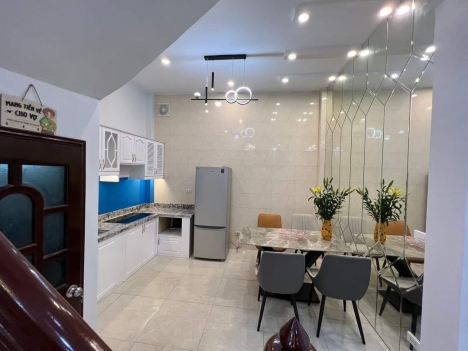 Bán Nhà Hào Nam 35m- 4 tầng- mặt tiền 4m , kinh doanh online đỉnh cao, cách bãi ô tô 80m. Giá 4.95