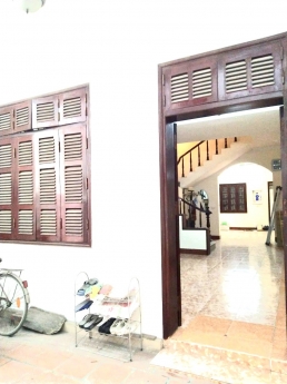 Bán gấp nhà Phan Kế Bính, Ba Đình, ô chờ thang máy, nhà dân xây.