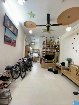 Bán nhà 6 Tầng Trung tâm Cầu Giấy.  NHÀ ĐẸP, LÔ GÓC. Giá chỉ 5.25 tỷ . Sẵn dọn về ở luôn.