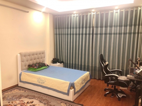 Bán nhà Lĩnh Nam OTO đỗ cổng, vài bước ra phố, 33m2,6 tầng, 5 ngủ chỉ 3,2 tỷ.