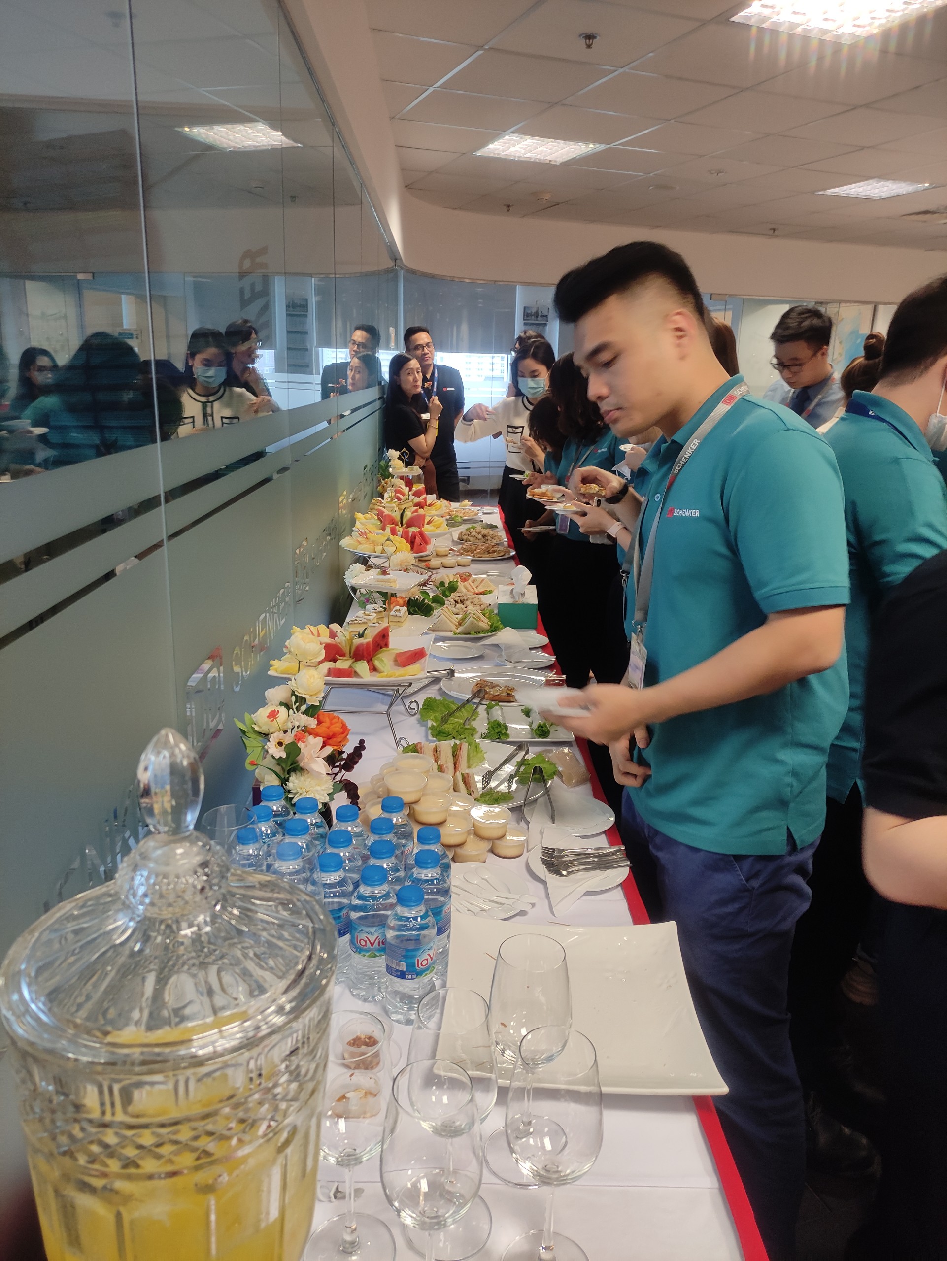 Tổ chức tiệc buffet, thức ăn tự phục vụ tại bàn
