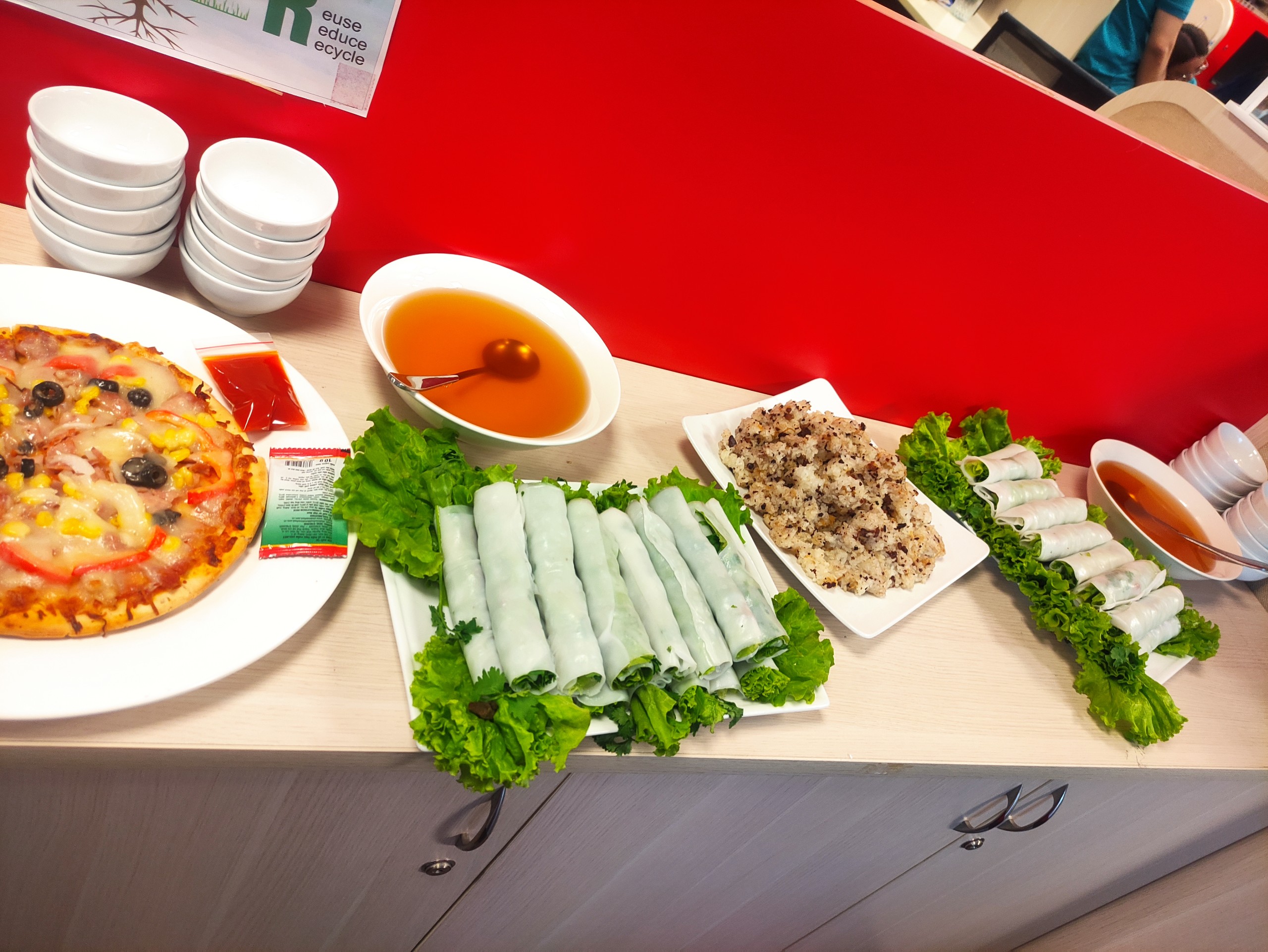 Tổ chức tiệc buffet, thức ăn tự phục vụ tại bàn