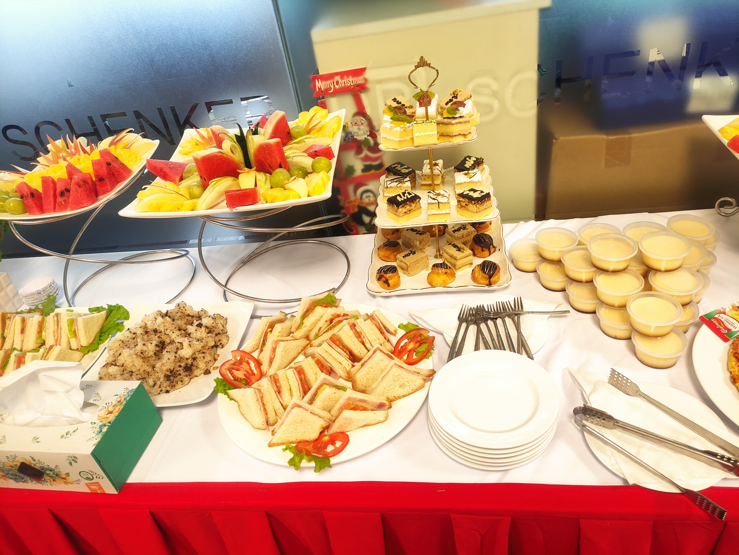 Tổ chức tiệc buffet, thức ăn tự phục vụ tại bàn