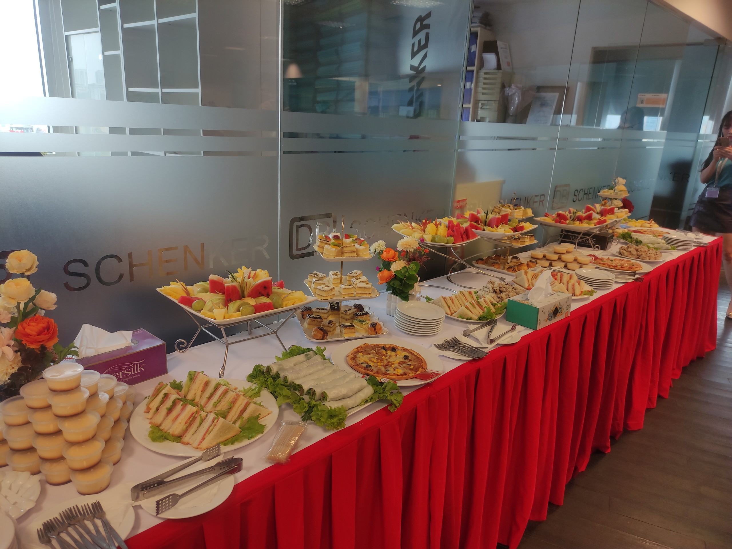 Tổ chức tiệc buffet, thức ăn tự phục vụ tại bàn