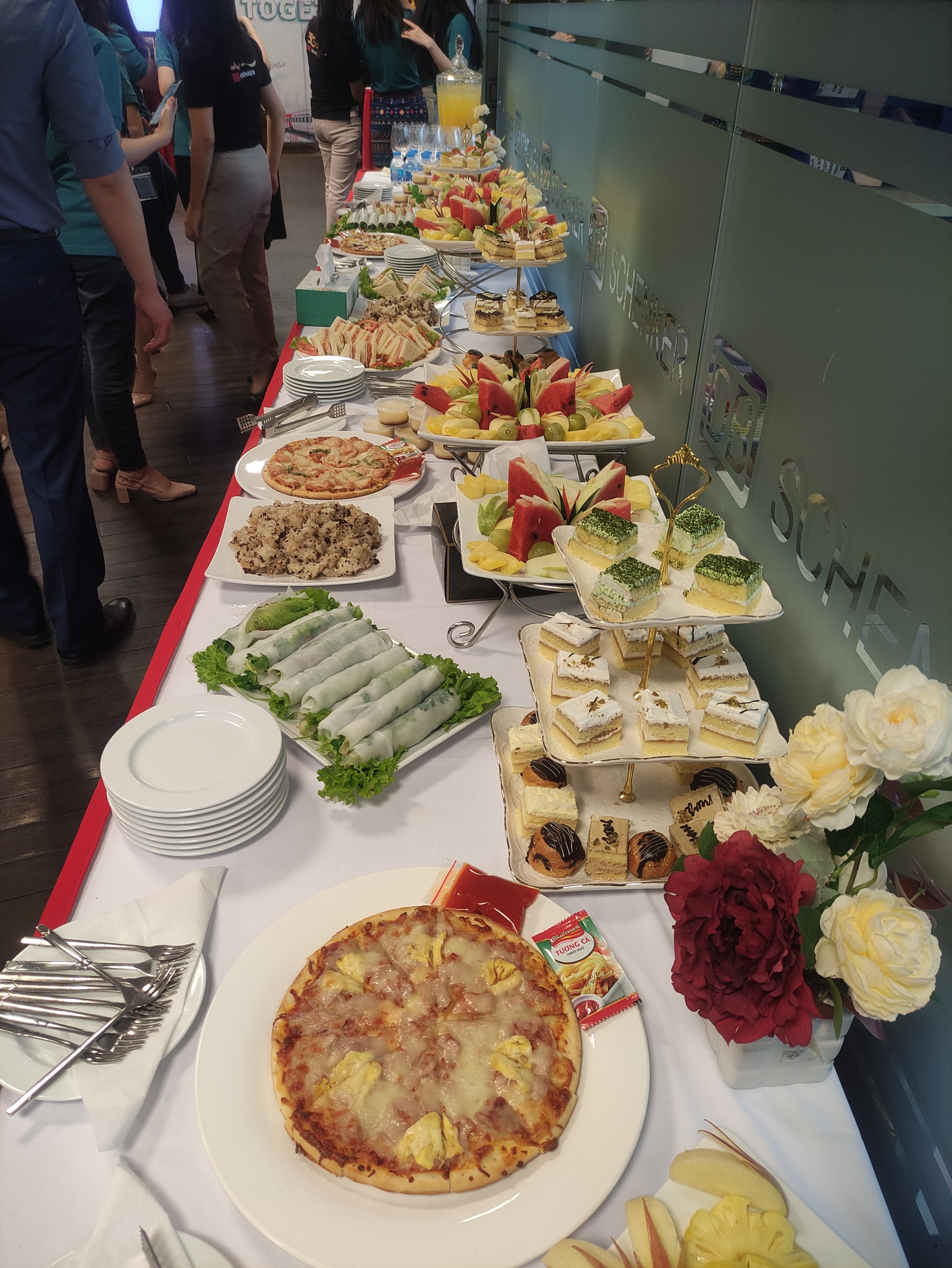 Tổ chức tiệc buffet, thức ăn tự phục vụ tại bàn