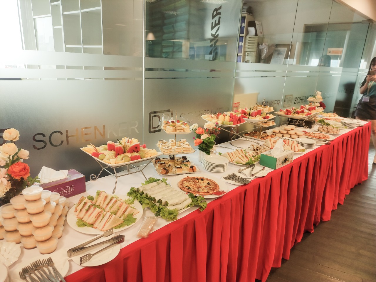 Tổ chức tiệc buffet, thức ăn tự phục vụ tại bàn