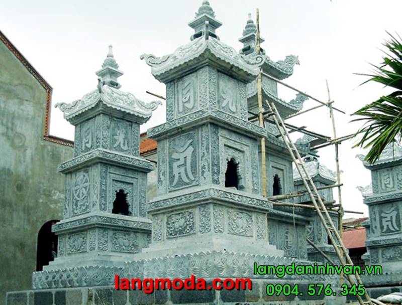 Mộ hình tháp bằng đá tự nhiên đẹp được lắp đặt tại sài gòn