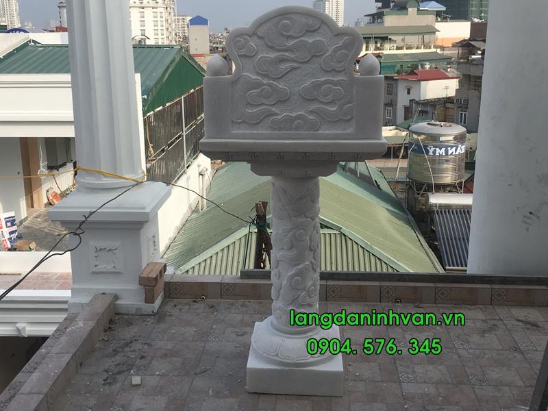 Mẫu bàn thờ thiên không mái bằng đá trắng