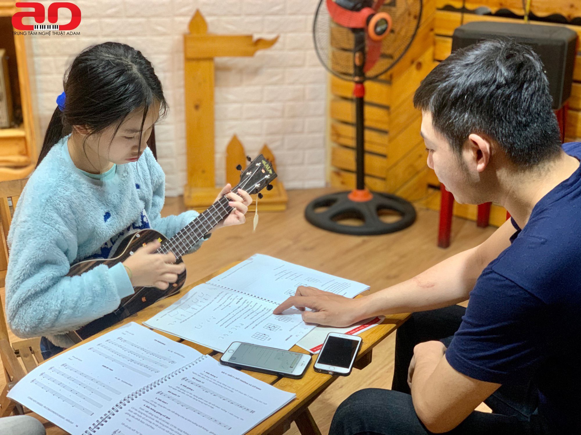 guita khác với ukelele ở điểm nào ? Học ở đâu thì chất lượng ?