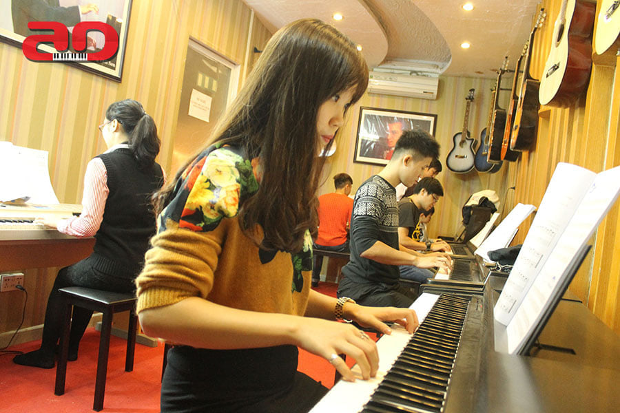 Vì sao cha mẹ ngày nay hay cho trẻ học piano từ nhỏ